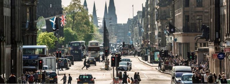 Vista de la ciudad de Edimburgo con tráfico
