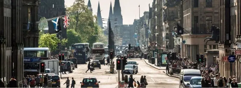 donde-alojarse-en-edimburgo-escocia Vista de la ciudad de Edimburgo con tráfico