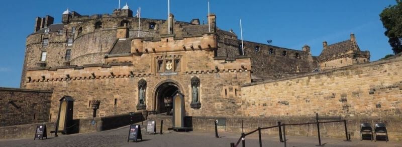 Puerta de entrada al Castillo de Edimburgo en Escocia