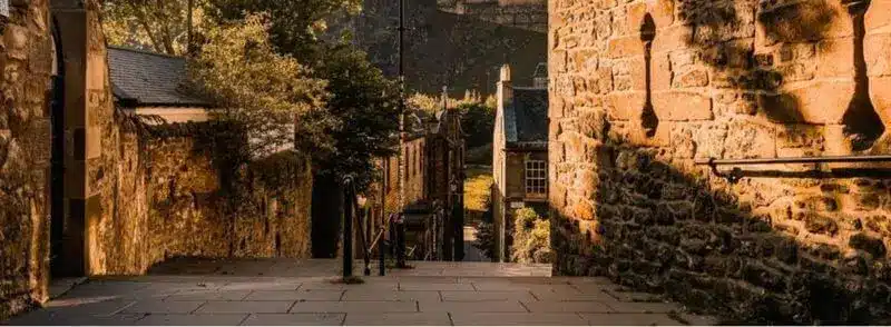 famosa-calle-con-vista-al-castillo-de-edimburgo-escocia Vista de una de las calles más famosas de Edimburgo con vistas al Castillo de Edimburgo en Escocia