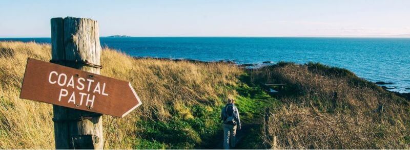 fife-playa-escocia Sendero que conduce a una playa de la costa de Fife en Escocia