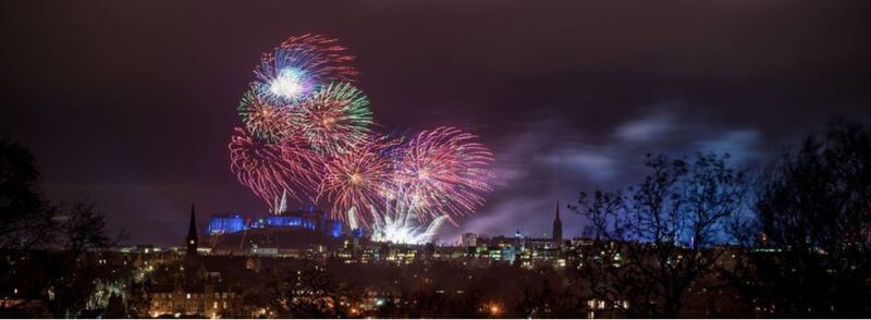 Fuegos artificiales en Edimburgo durante la celebración de Hogmanay o Año Nuevo en Escocia