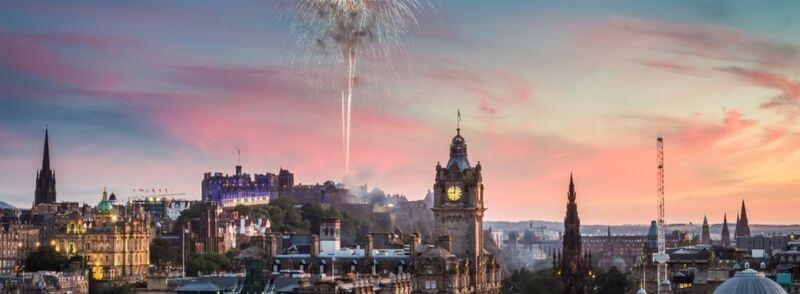 Fuegos artificuales durante el Military Tattoo, festival en Edimburgo, Escocia