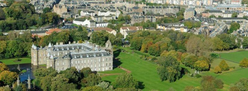 Vista aérea del Palacio de Holyrood en Edimburgo, Escocia