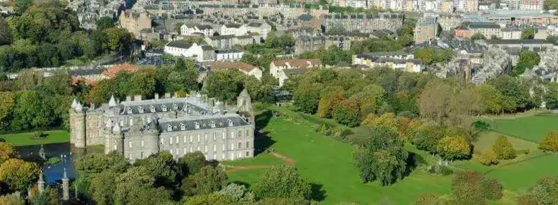holyrood-palace-edimburgo-escocia Vista aérea del Palacio de Holyrood en Edimburgo, Escocia
