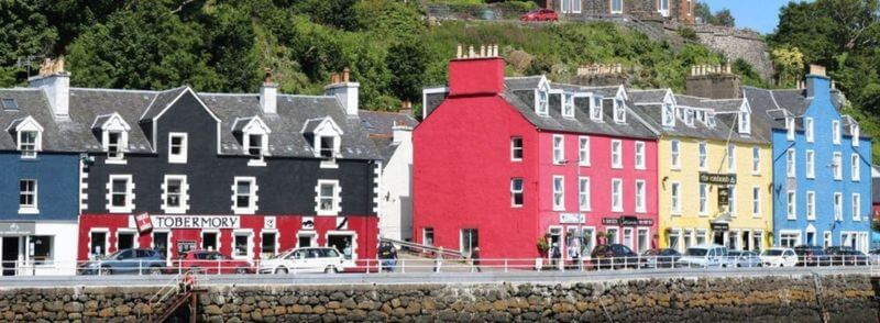 Casas del puerto de la Isla de Mull en Escocia, Reino Unido