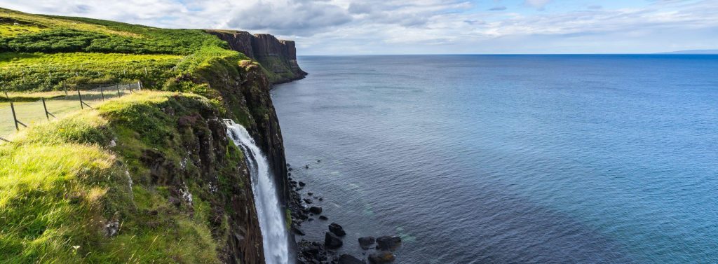 Acantilados de Kilt Rock en la Isla de Skye en Escocia