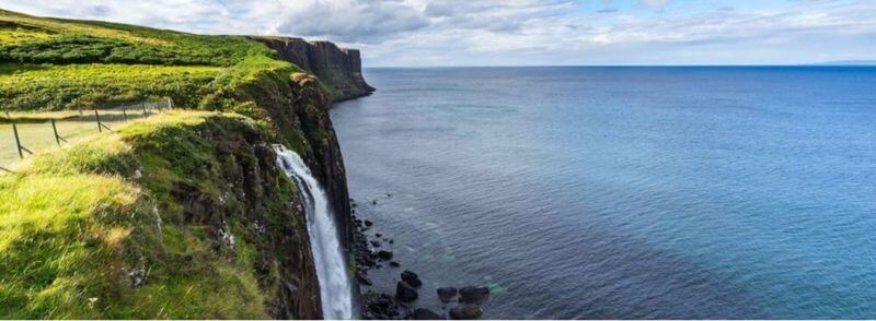 Acantilados de Kilt Rock en la Isla de Skye en Escocia