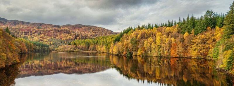 Vista del lago Faskally en Pitlochry, Escocia