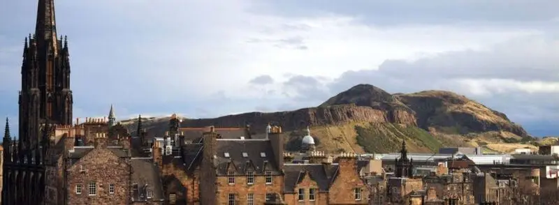 lawnmarket-the-hub-bank-street-edimburgo-escocia Vista de The Hub en Edimburgo, Escocia