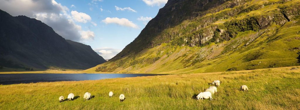 Vista del lago Achtriochtan en Glencoe, Escocia