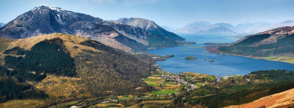 Vista del pueblo de Glencoe y el Lago Leven en Escocia