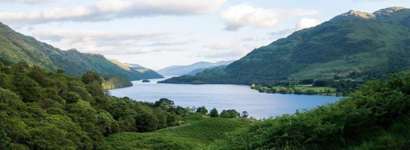 Lago Lomond en el Parque Nacional de los Trossachs en Escocia
