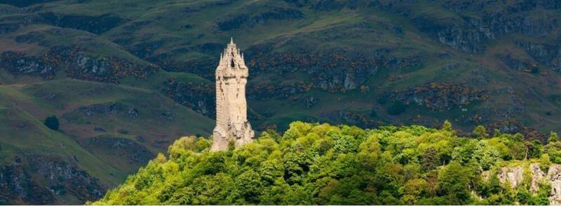 monumento-william-wallace-stirling-escocia Vista del monumento Nacional de William Wallace en lo alto de una montaña en Stirling, Escocia