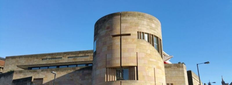 Fachada del edificio del Museo Nacional de Escocia en Edimburgo