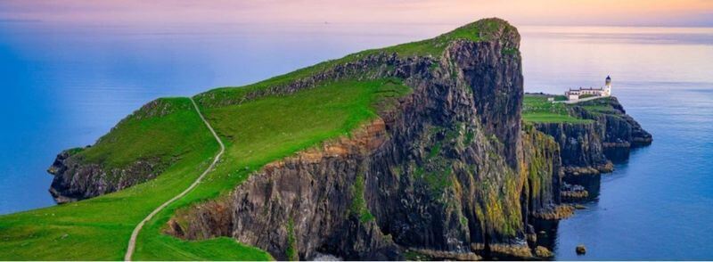 Faro de Neist Point en la Isla de Skye en Escocia, Reino Unido