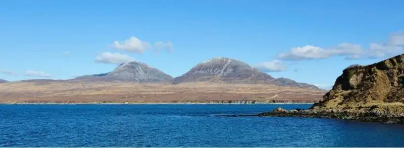 paisaje-isla-de-jura-escocia-reino-unido Paisaje de la Isla de Jura con el mar y las montañas al fondo en Escocia