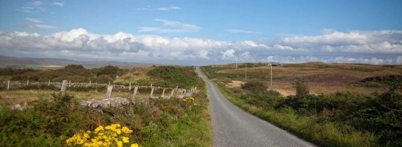 paisaje-isla-islay-escocia-reino-unido Carretera cruzando el campo de la Isla de Islay en Escocia, Reino Unido