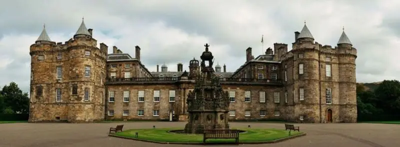 Entrada del Palacio de Holyrood en Edimburgo, Escocia
