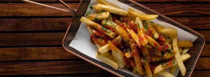 patatas-fritas-sal-salsa-vinagre-escocia Patatas fritas con sal y salsa de vinagre