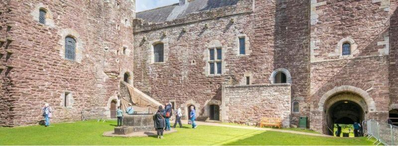 Patio interior del Castillo de Doune en Escocia, Reino Unido