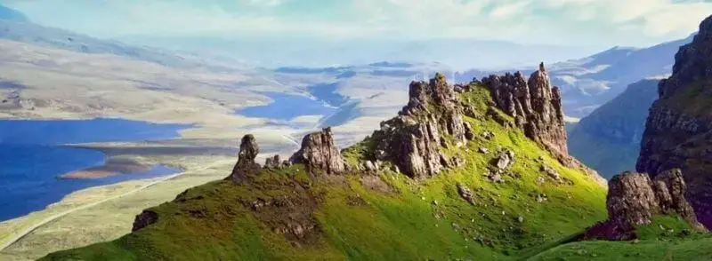 Vista del paisaje de Portree y las Tierras Altas de Escocia
