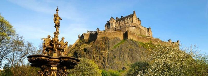 Princes Street Gardens con vistas al Castillo de Edimburgo en Escocia