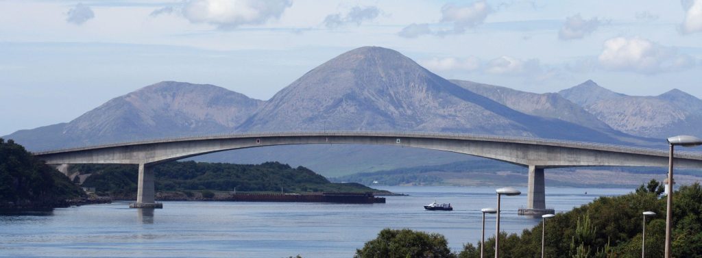 Vista del Skye Bridge o puente de acceso a la Isla de Skye en Escocia