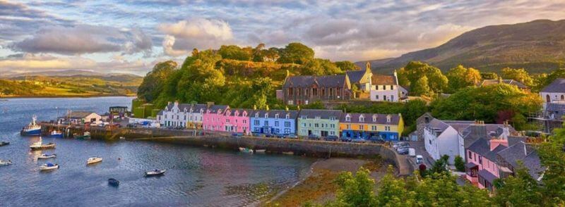 Puerto del pueblo costero de Portree en la isla de Skye en Escocia