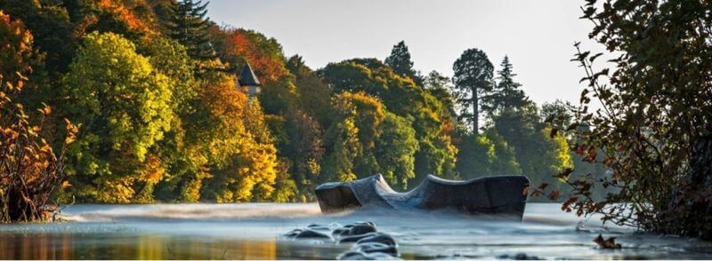 Río Ness e islas en Inverness, Escocia, Reino Unido