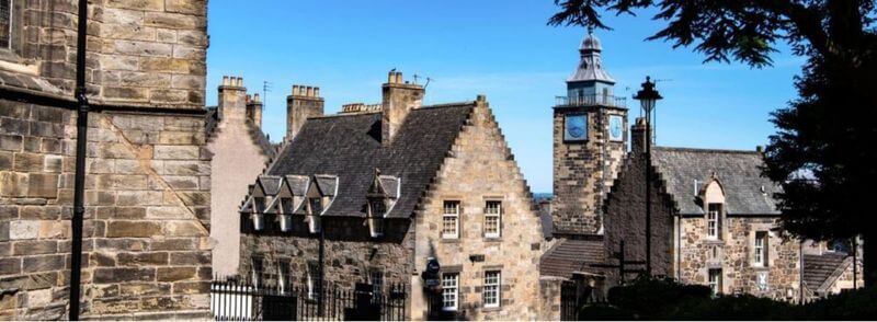 stirling-old-town-iglesia-escocia Casas de la zona vieja u Old Town de Stirling en Escocia