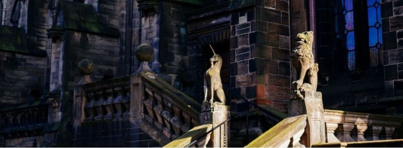 Estatua de un unicornio y un león en la entrada de la Memorial Chapel de la Universidad de Glasgow en Escocia
