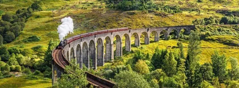 Tren de Harry Potter o Jacobite Train en el viaducto de Glenfinnan en Escocia