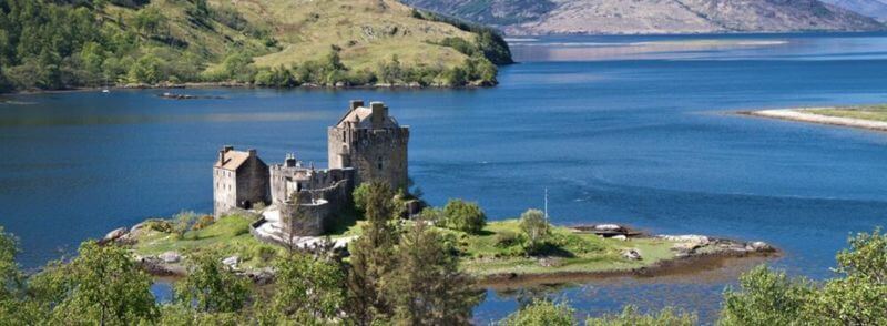 Vista aérea del Castillo de Eilean Donan en Escocia, Reino Unido