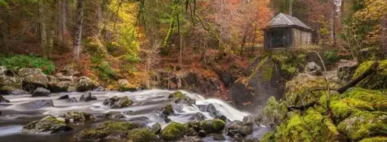 Río Braan en The Hermitage Forest en Escocia