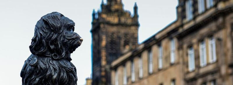 Estatua del perro Bobby en una calle de Edimburgo