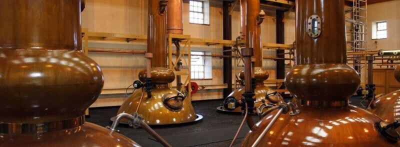 Interior de una destilería donde se lleva a cabo el proceso de elaboración del whisky