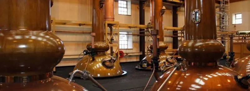 Interior de una destilería donde se lleva a cabo el proceso de elaboración del whisky