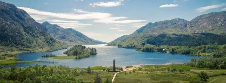 Monumento de Glenfinnan frente al loch Shiel en Escocia