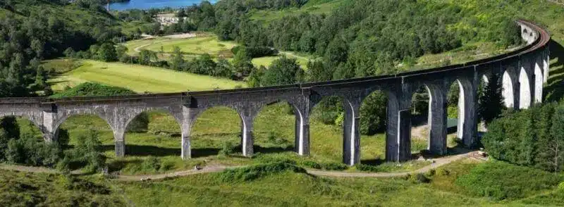 Paisaje escocés con el viaducto de Glenfinnan