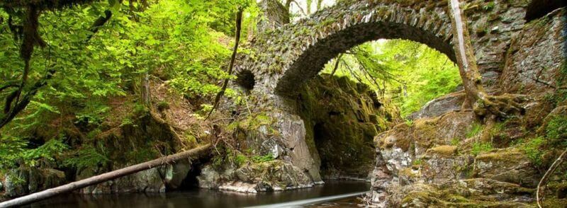 Puente en el río Braan en The Hermitage Forest en Escocia