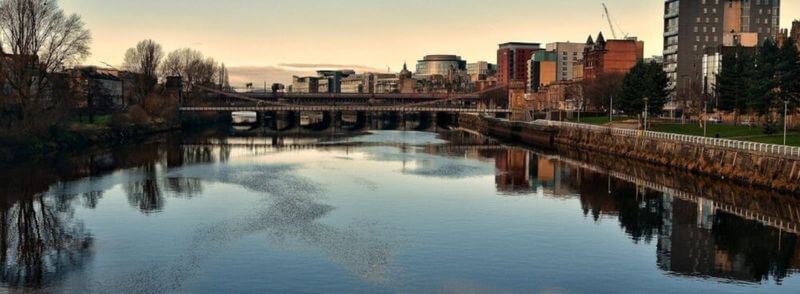 Río Clyde al atardecer en Glasgow, Escocia