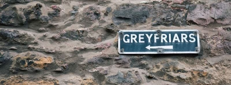 Señal de Greyfriars en una calle de Edimburgo, Escocia