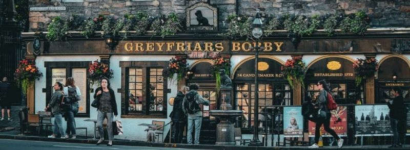 Exterior de la tienda de Greyfriars Bobby en Edimburgo