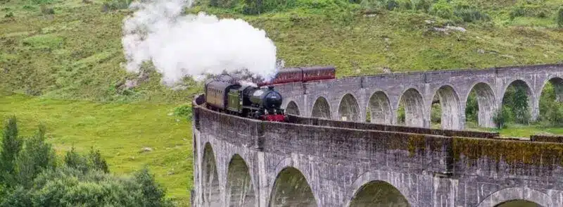 Vista desde el mirador del tren de vapor Jacobite por el viaducto de Glenfinnan en Escocia