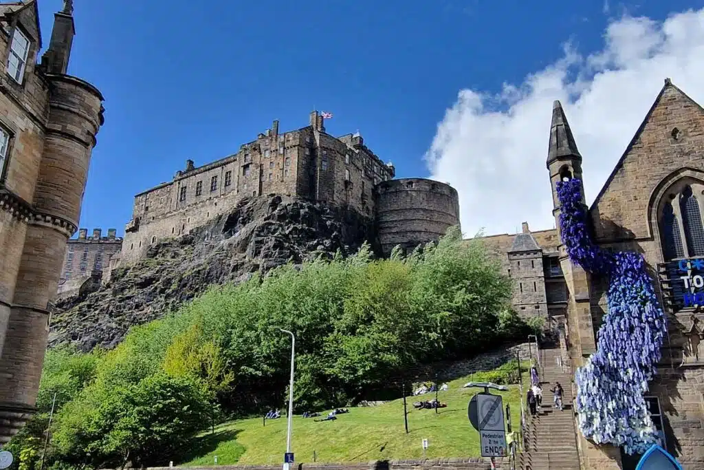 El castillo de Edimburgo visto desde Grassmarket