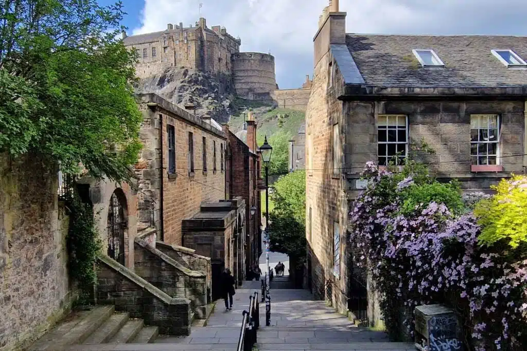 Vista del Castillo de Edimburgo desde The Vennel