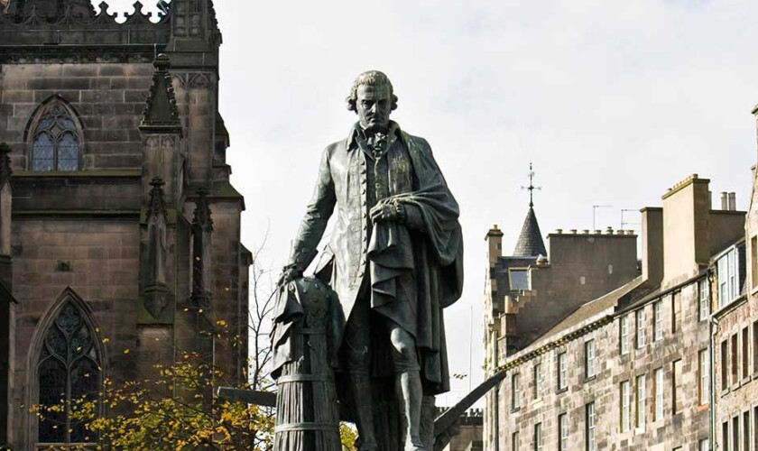 Adam Smith en la Royal Mile de Edimburgo