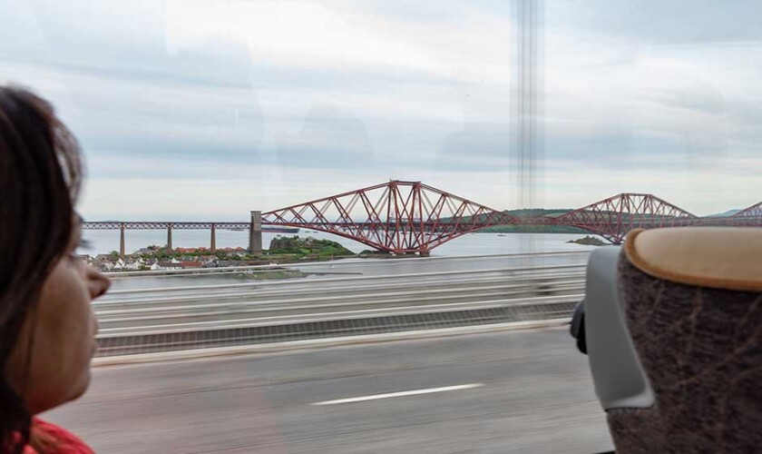 cruzando el puente de vuelta a Edimburgo