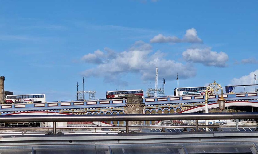Autobuses cruzando North Bridge